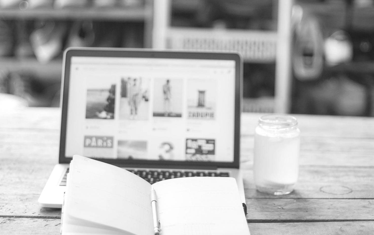 Équipe financière en réunion collaborative productive