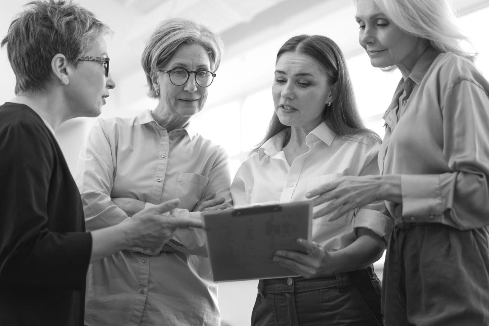 Analyse détaillée de données financières et graphiques de performance lors d'une session de stratégie d'équipe