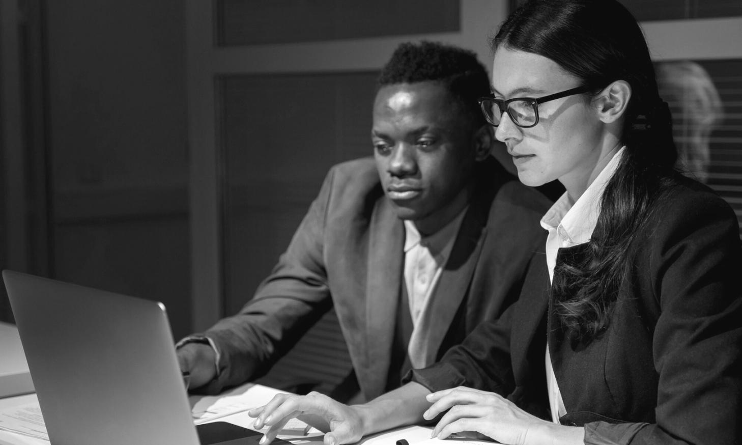 Équipe de travail collaborant sur des stratégies financières dans un environnement professionnel moderne